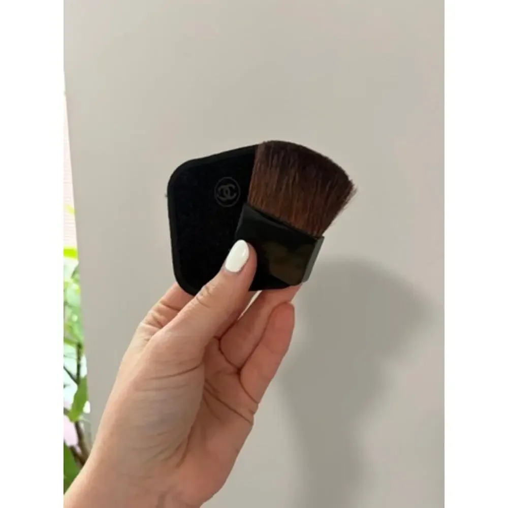 NEW Chanel Mini Blush Brush with Velvet Pouch